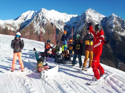 Le groupe de snowboarders
